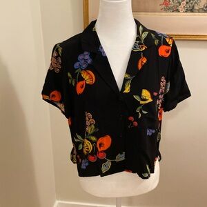 ASTR THE LABEL cropped v neck short sleeved blouse. size xs
